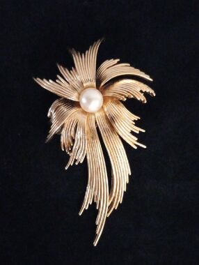 Vintage CROWN TRIFARI Gold-tone Flower Brooch With Faux Pearl Center